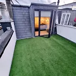Stylish London Apartment With Terrace & Parking